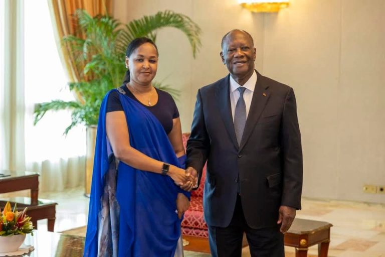 Amb. Mbabazi yatanze impapuro zimwemerera guhagararira u Rwanda muri Côte d’Ivoire