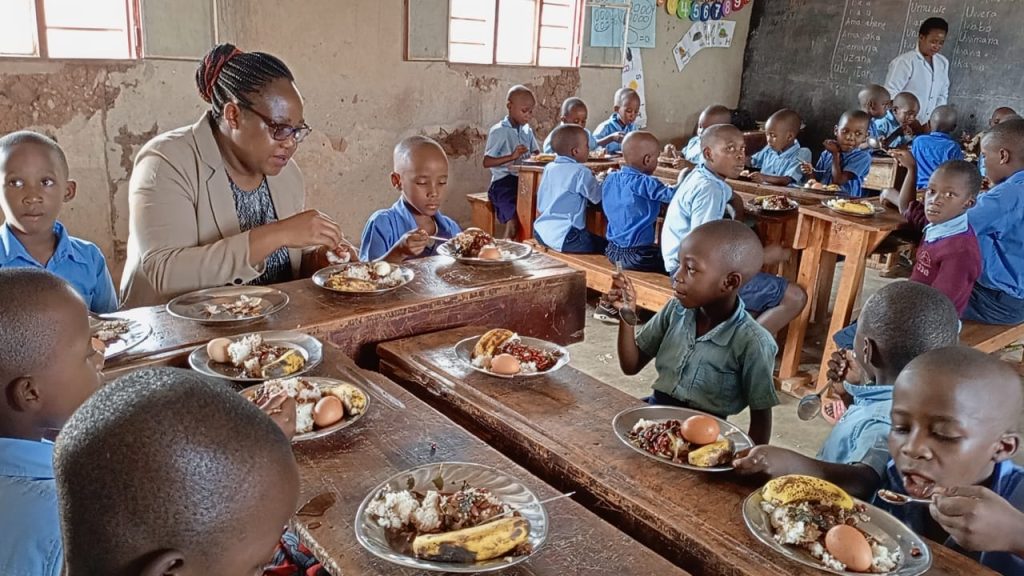 Kamonyi: Baranenga ababyeyi bigize ntibindeba ku kugaburira abana ku mashuri