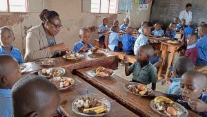 Kamonyi: Baranenga ababyeyi bigize ntibindeba ku kugaburira abana ku mashuri