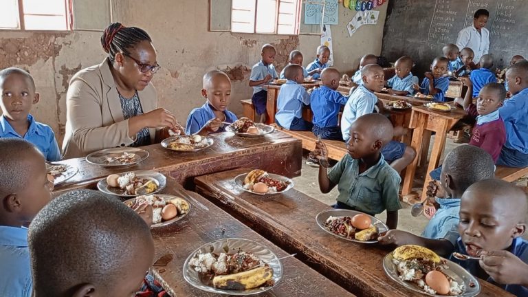 Kamonyi: Baranenga ababyeyi bigize ntibindeba ku kugaburira abana ku mashuri