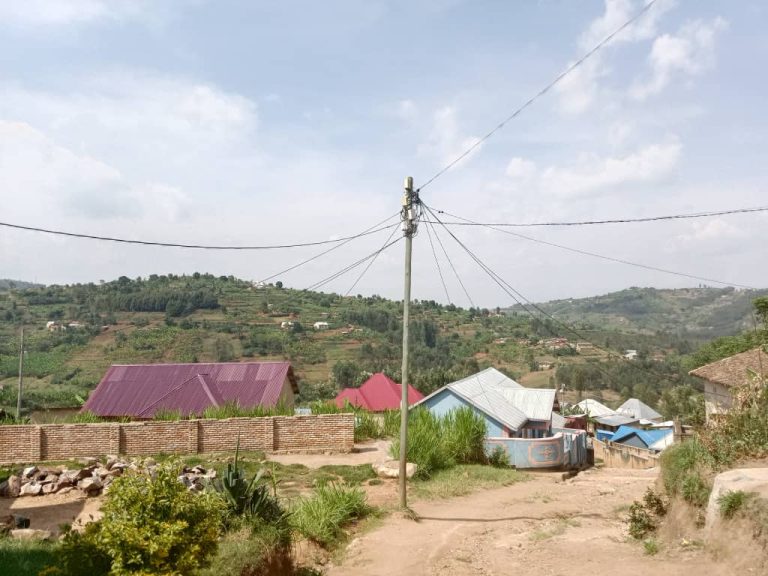 Muhanga: Gasenyi bifuza guhabwa umuriro ufite ingufu kuko uhari utaborohereza mu bucuruzi