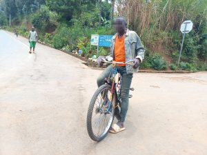 Rutsiro: Bahangayikishijwe n’abana bata ishuri bakajya gutwara amagare