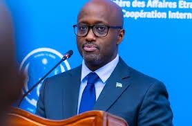 Minisitiri Nduhungirehe yagaragaje Ariel Wayz nk’umuhanzi udasanzwe