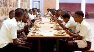 Kayonza:  Ubuyobozi n’ibigo by’amashuri mu bufatanye bwo kugaburira abanyeshuri