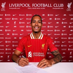 Virgil van Dijk yongereye amasezerano muri Liverpool kugeza mu 2027
