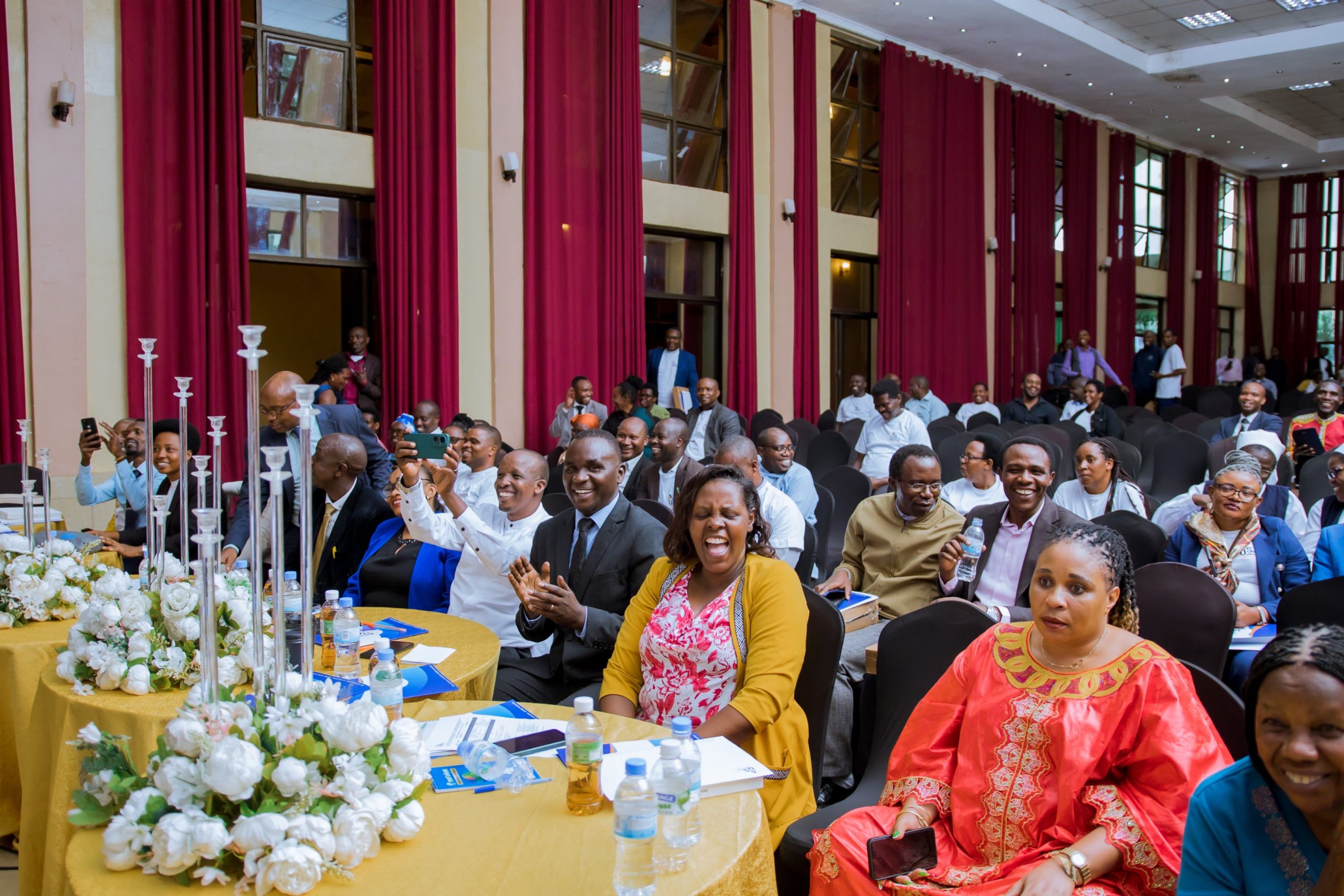 Abarimu barishimira ikoranabuhanga rya eKash ryabaruhuye gutonda umurongo kuri banki
