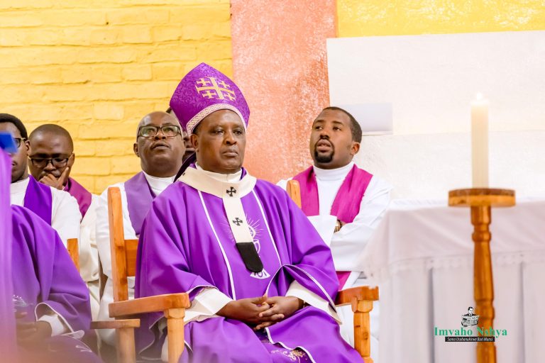 Antoine Cardinal Kambanda yageze i Vatican gusezera kuri Papa Francis
