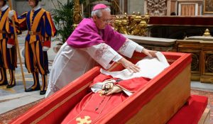 Papa Francis yasezeweho bwa nyuma ashimirwa umurage asize w’impuhwe n’ubwitange