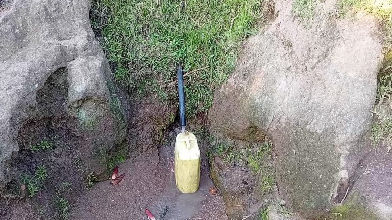 Muhanga: Bavoma amazi mabi yo mu mugende bakoresheje itiyo bashyigikiza igiti