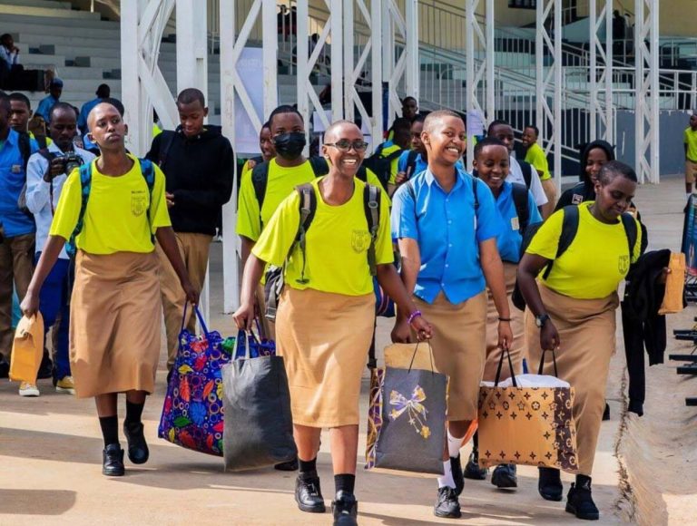 Polisi irasaba abatwara ibinyabiziga n’abandi bagenzi korohereza abanyeshuri bagiye mu biruhuko