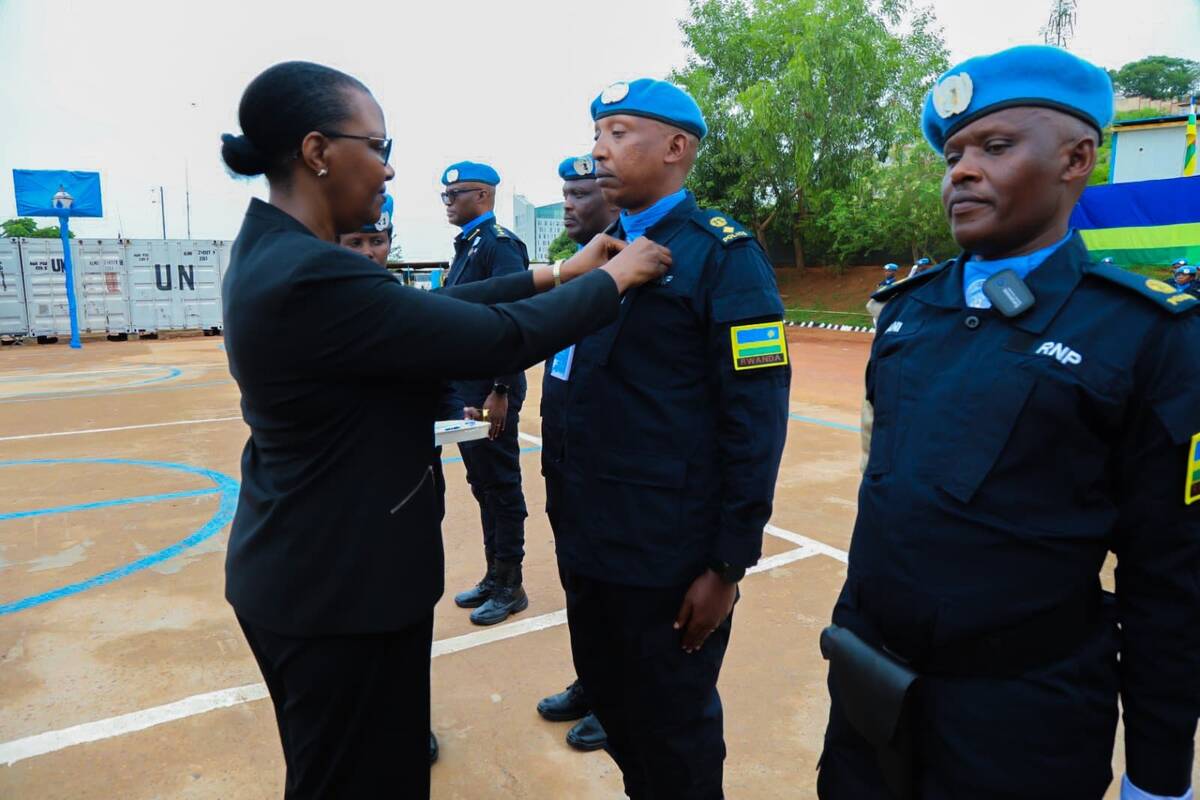 Santarafurika: Abapolisi b’u Rwanda bari mu butumwa bambitswe imidali y’ishimwe