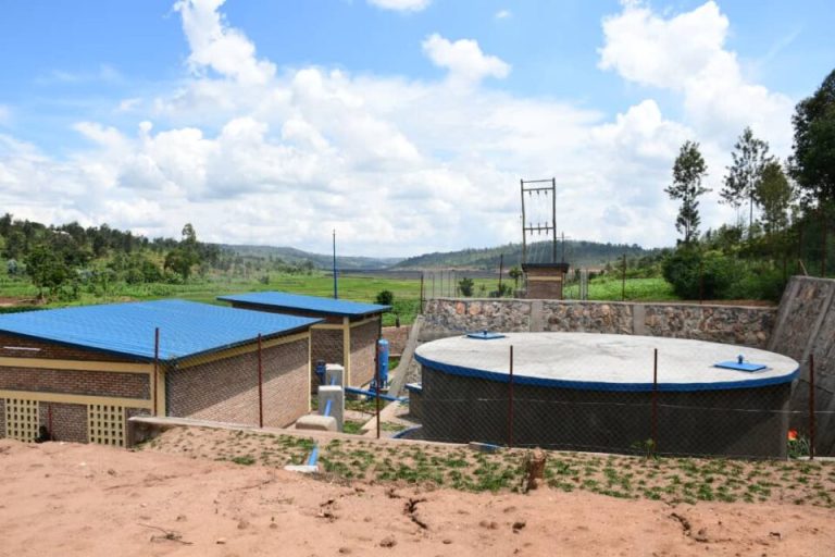 Gisagara: Amazi bari begerejwe yarapfuye none basubiye kuvoma mu bishanga