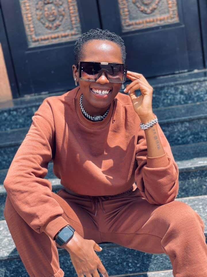 Azawi yaterwaga ipfunwe n’isura ye igatuma atigirira icyizere