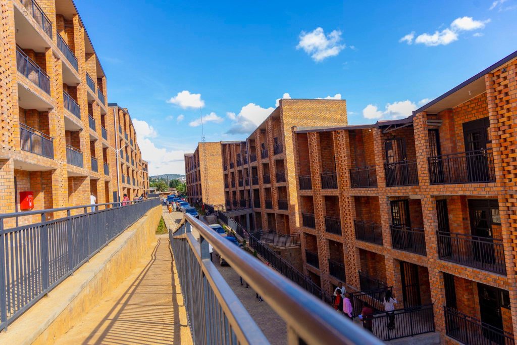 Kigali: Abatujwe mu Mudugudu wa Mpazi baruhutse kwikanga inzu zibagwaho