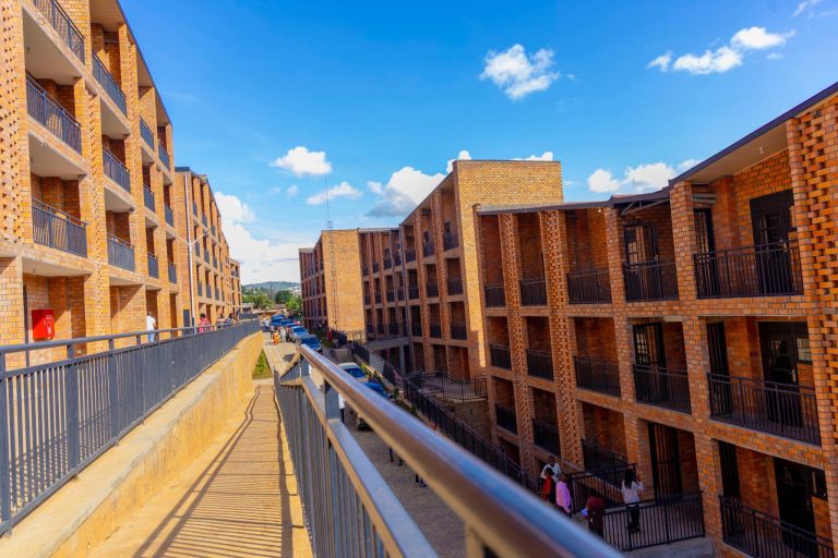 Kigali: Abatujwe mu Mudugudu wa Mpazi baruhutse kwikanga inzu zibagwaho