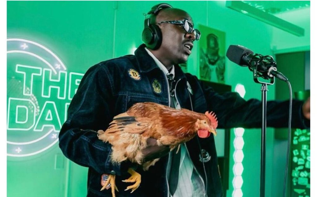 Bien-Aimé yatunguranye yitwaza inkoko mu kiganiro