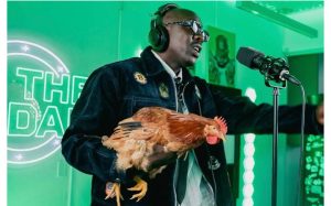 Bien-Aimé yatunguranye yitwaza inkoko mu kiganiro