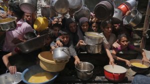 Gaza: Abaturage bugarijwe n’inzara bategereje imfashanyo