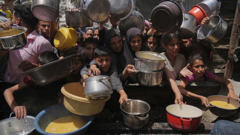 Gaza: Abaturage bugarijwe n’inzara bategereje imfashanyo