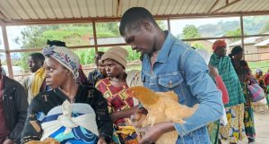 Ngororero: Babangamiwe n’abacuruzi b’amatungo bayatwara mu modoka z’abagenzi