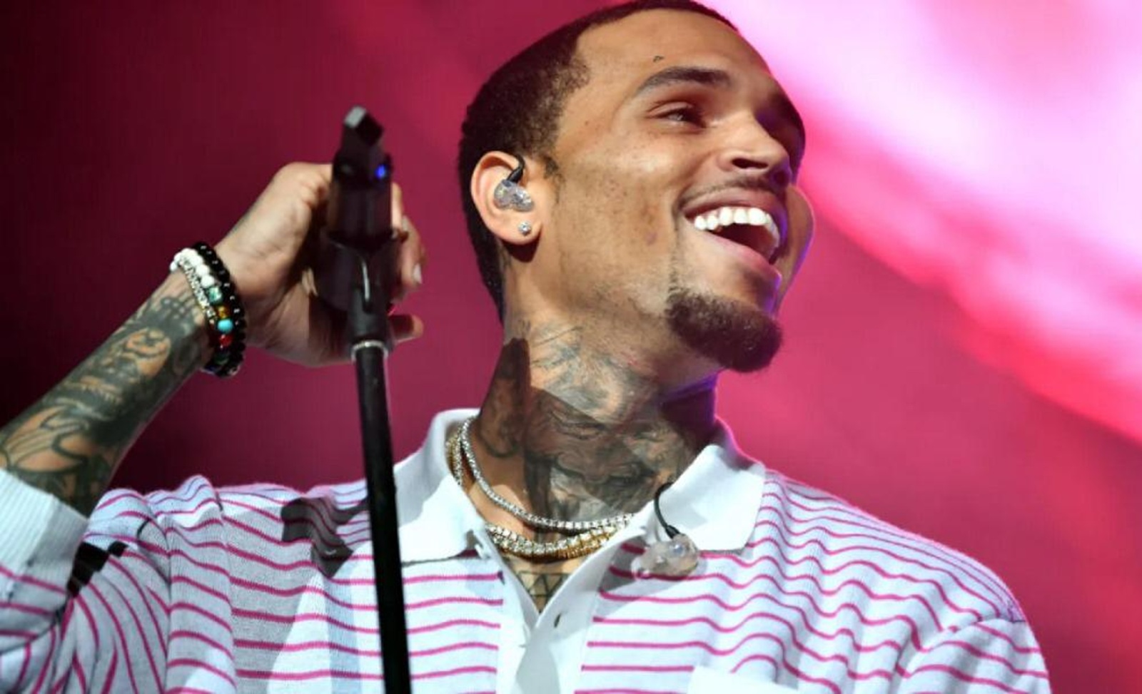 Chris Brown afungiwe mu Bwongereza