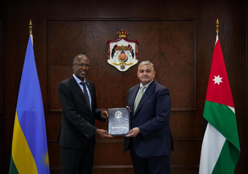 Amb Ngango yatanze kopi y’impapuro zo guhagararira u Rwanda mu Bwami bwa Jordanie
