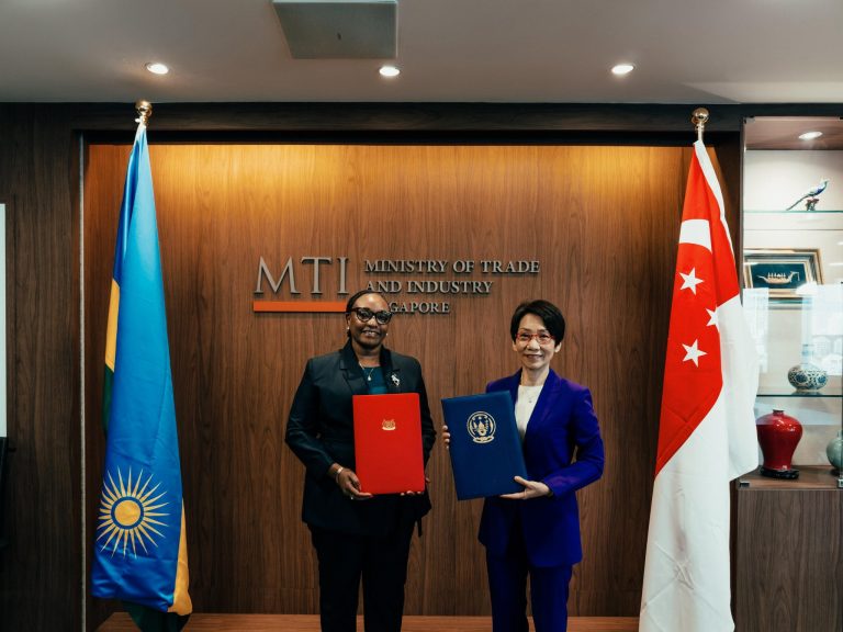 U Rwanda na Singapore basinyanye amasezerano y’ishyirwa mu bikorwa ry’isoko rya Carbon