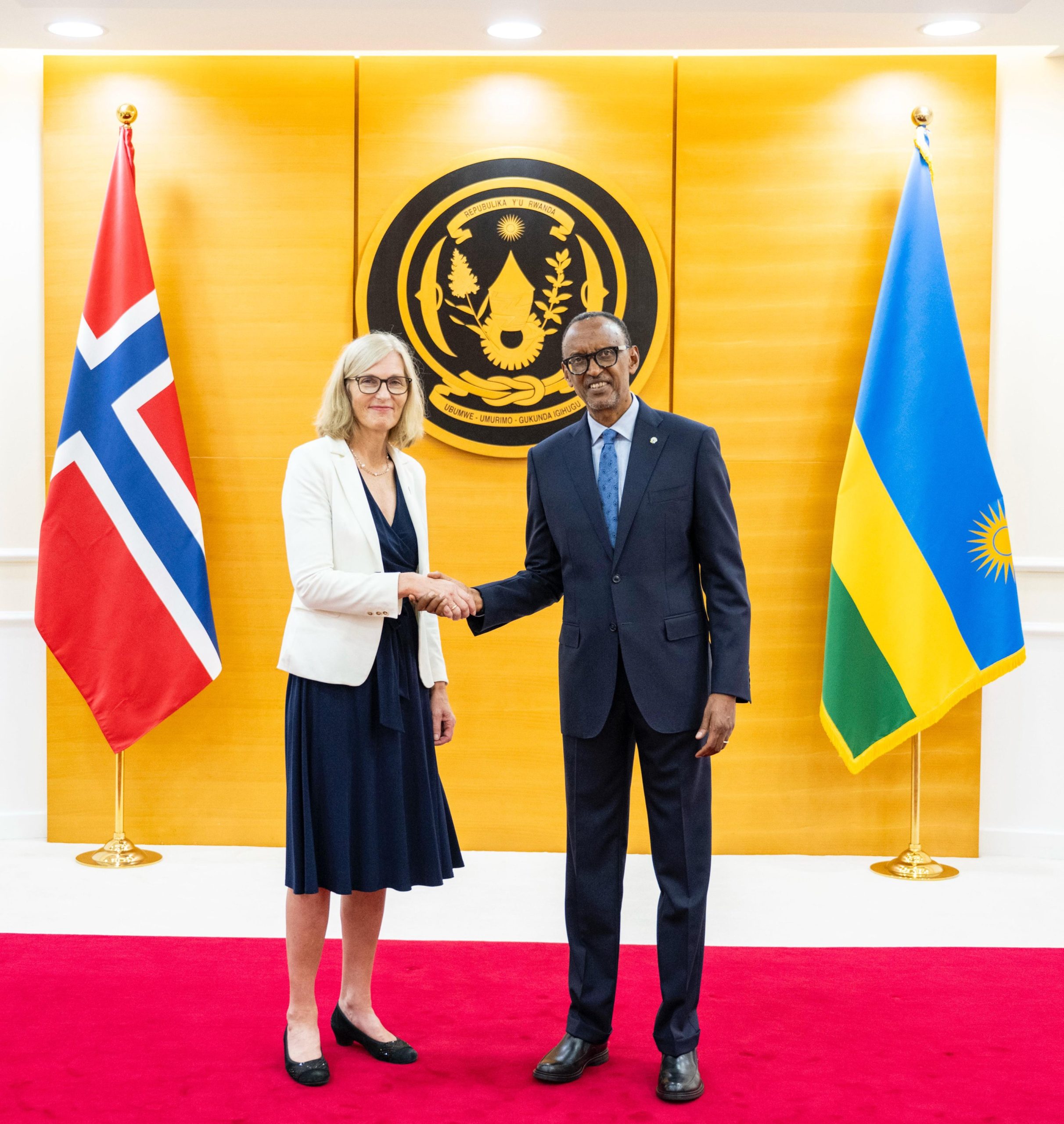 Perezida Kagame yakiriye impapuro z’Abambasaderi 11 (Amafoto)