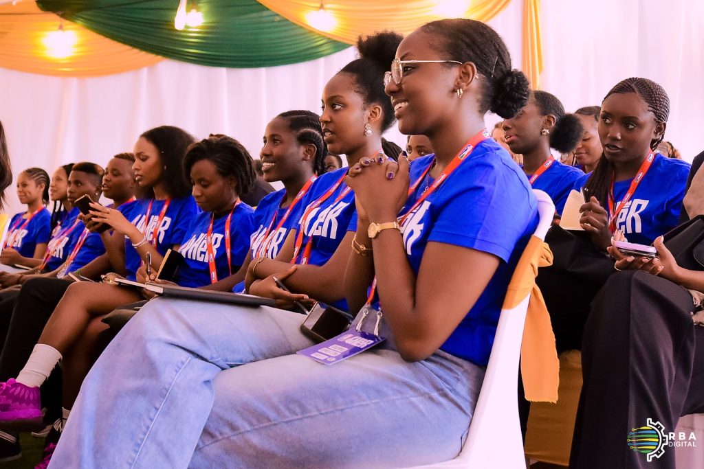 Minisitiri wa Siporo yagaragarije urubyiruko rw’abakobwa ibyarufasha gukabya inzozi