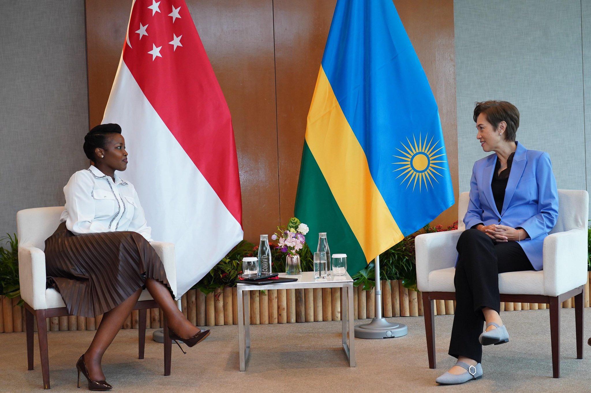 Minisitiri w’Ikoranabuhanga yagiranye ibiganiro na mugenzi we wa Singapore