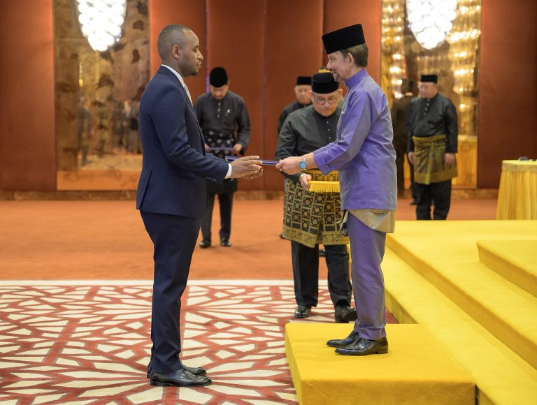 Amb. Uwihanganye yatanze impapuro zo guhagararira u Rwanda muri Brunei 