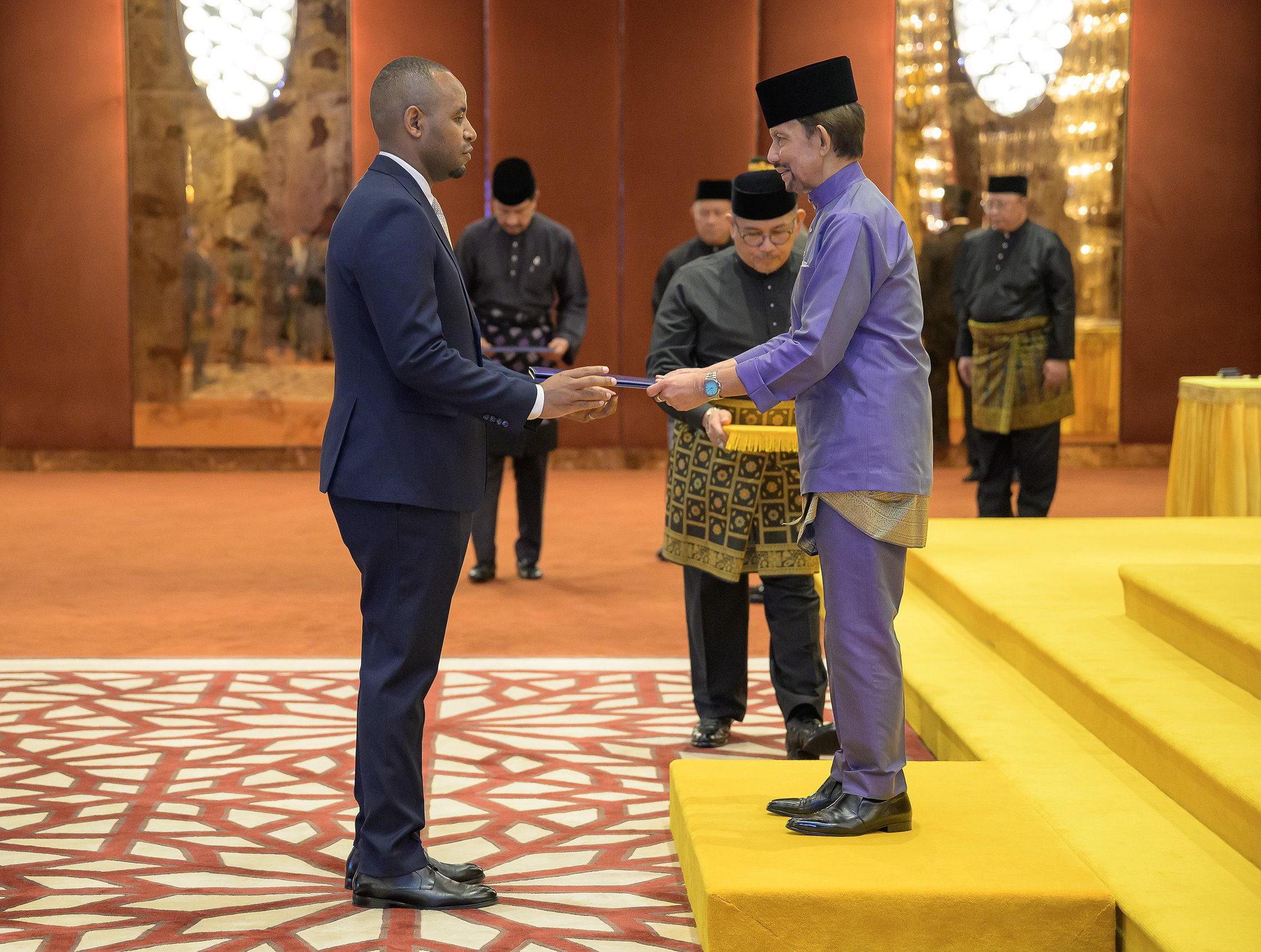 Amb. Uwihanganye yatanze impapuro zo guhagararira u Rwanda muri Brunei 