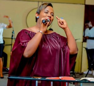 Pasiteri Julienne yikomye abamwiyitirira ku mbuga nkoranyambaga