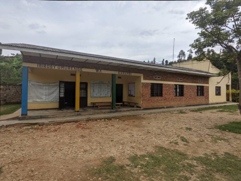 Nyamasheke: Umwarimu yazaniwe uruhinja rw’amezi 3 mu ishuri n’uwo yateye inda