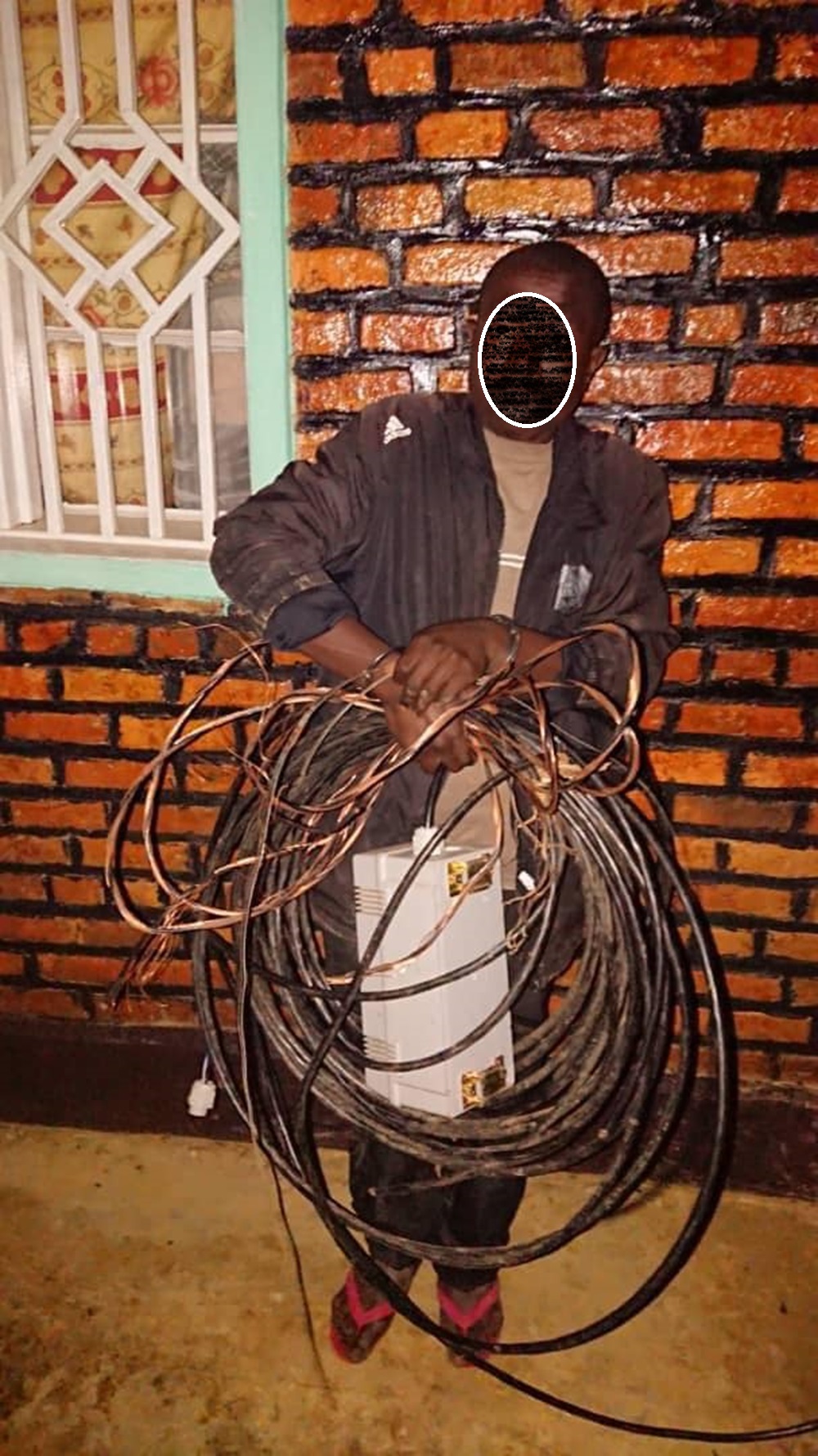 Burera: Yafatanywe insinga z’amashanyarazi na kashe pawa