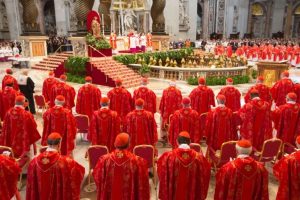 Twinjirane i Vatican mu muhango w’ibanga Abakaridinali bateraniyemo batora Papa