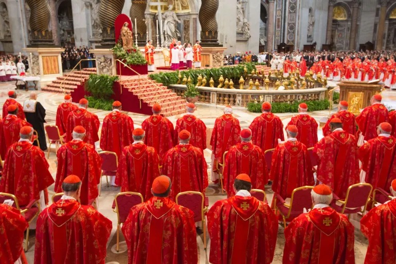 Twinjirane i Vatican mu muhango w’ibanga Abakaridinali bateraniyemo batora Papa
