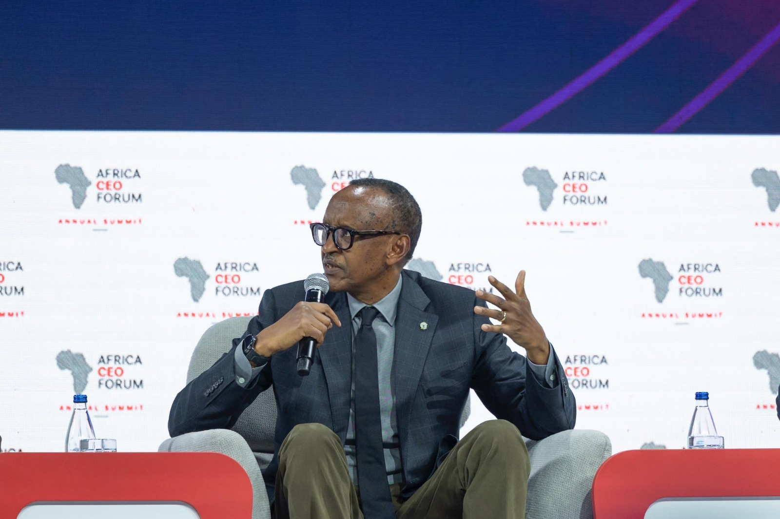 Perezida Kagame yibukije Afurika ko igomba kwihitiramo icyerekezo
