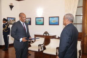 Amb. Gen. Nyamvumba yatanze impapuro zo guhagararira u Rwanda muri Seychelles