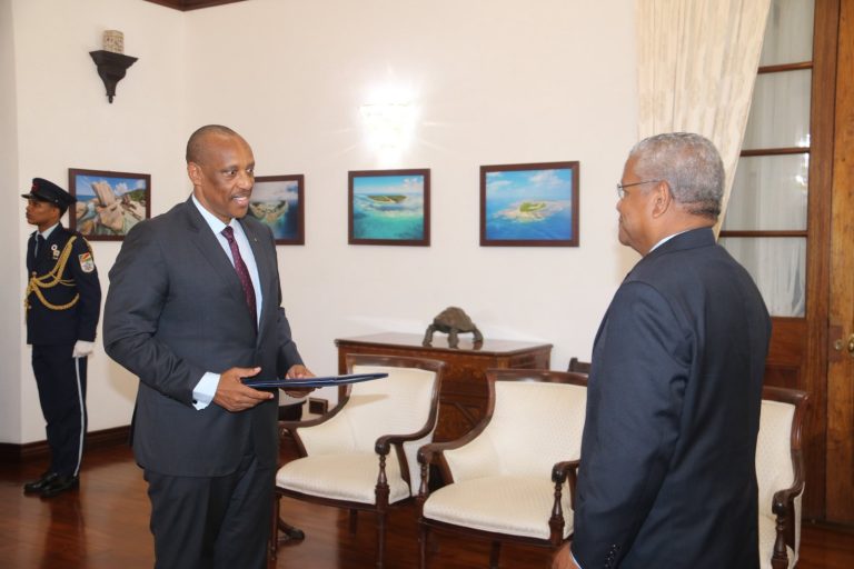 Amb. Gen. Nyamvumba yatanze impapuro zo guhagararira u Rwanda muri Seychelles