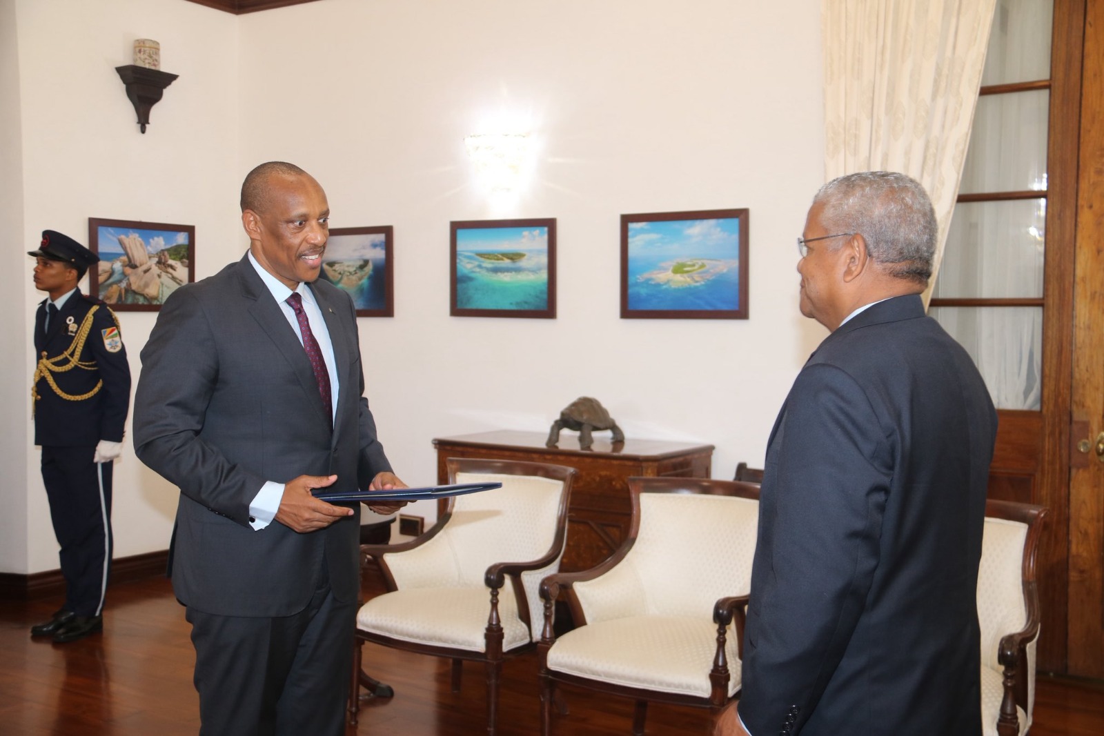 Amb. Gen. Nyamvumba yatanze impapuro zo guhagararira u Rwanda muri Seychelles