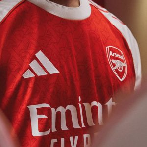 Arsenal yamuritse umwambaro mushya wo mu rugo izakoresha mu 2025/26