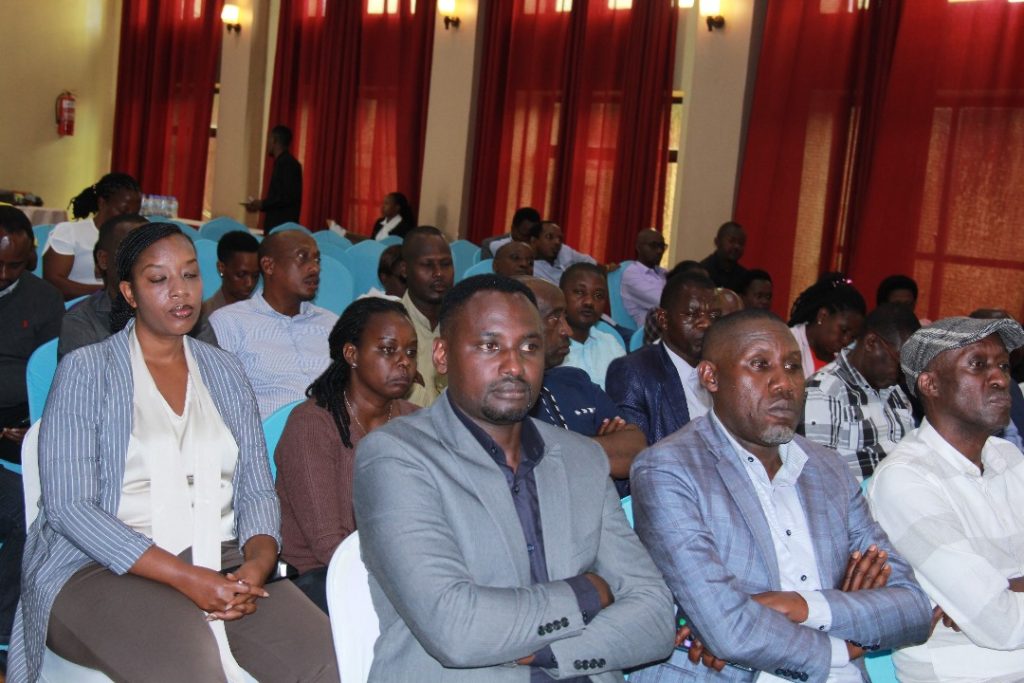 Igihembo cy’Abahesha b’Inkiko b’Umwuga ntikijyanye n’igihe, batakambiye Leta
