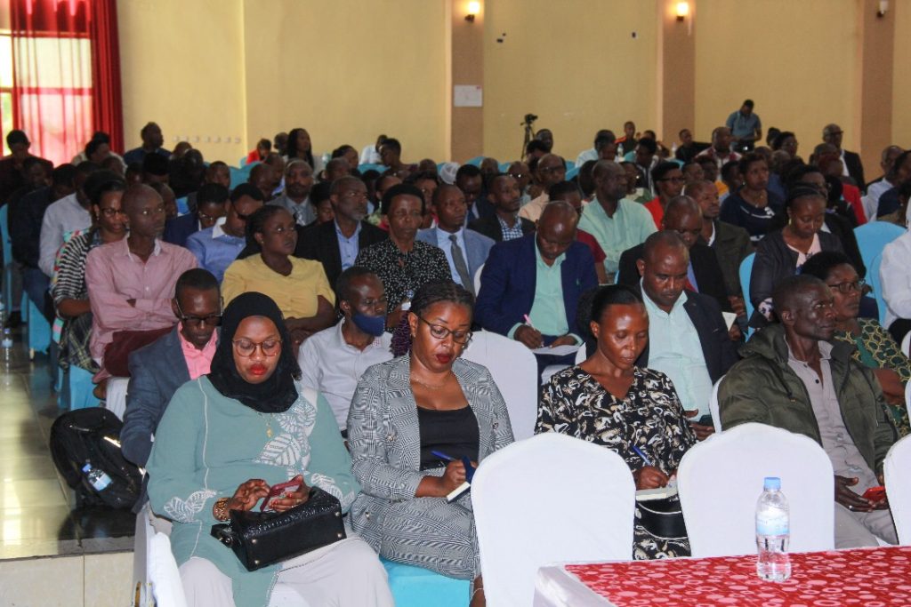 Abahesha b’Inkiko batari ab’umwuga barusha kurangiza imanza nyinshi ab’umwuga