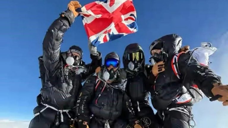 Abongereza baciye agahigo ko kuzamuka ‘Everest’ mu gihe gito