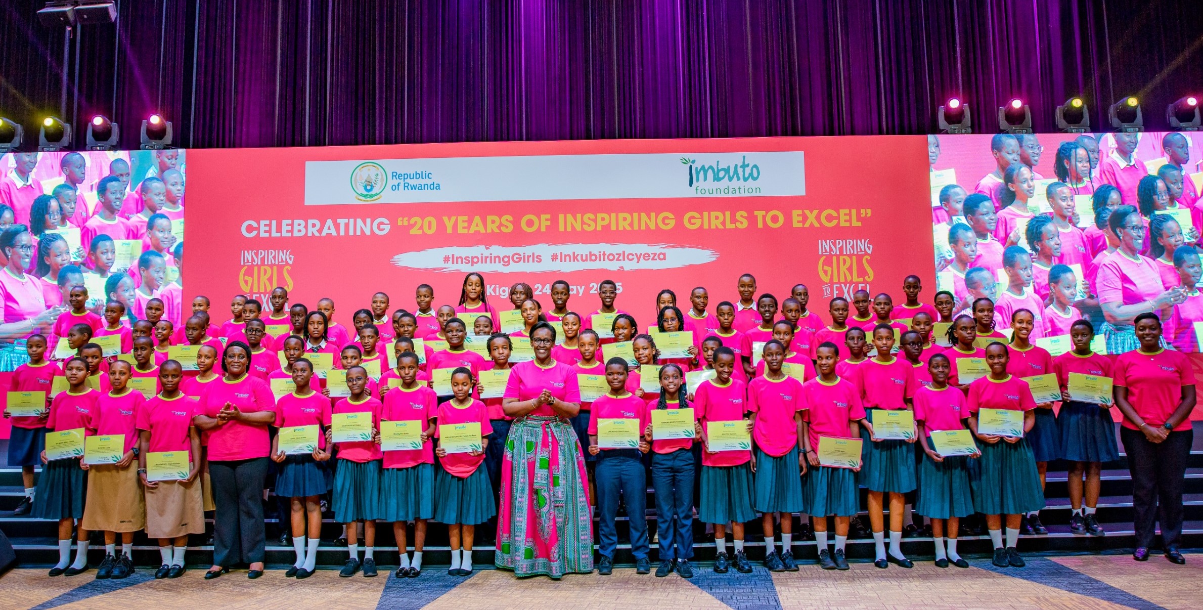 Madamu Jeannette Kagame yahembye Inkubito z’Icyeza 123
