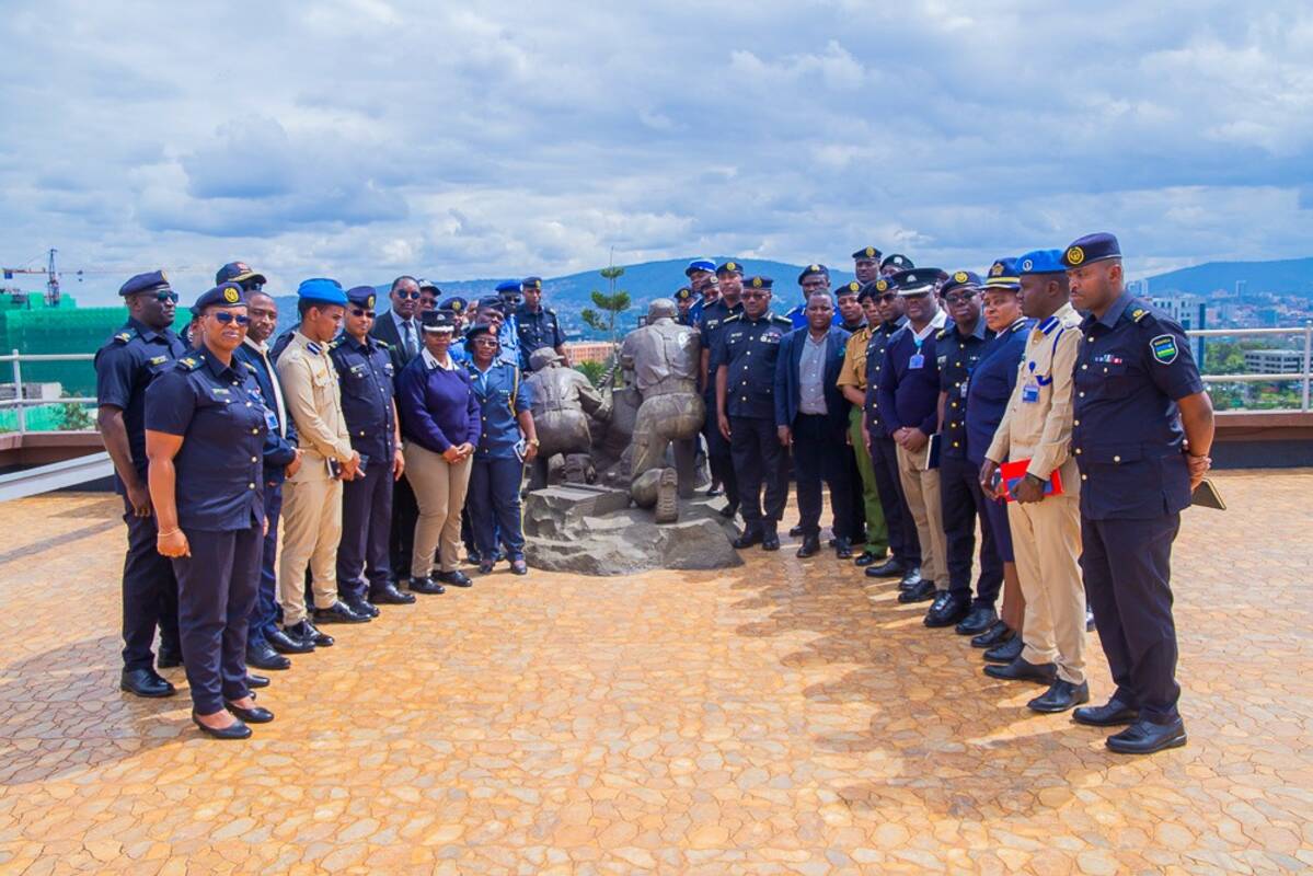 Ba ofisiye bakuru biga mu Ishuri rikuru rya Polisi bakoze urugendoshuri mu Mujyi wa Kigali