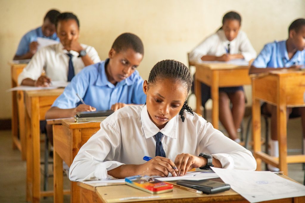 Isuzuma rya MINEDUC ryashimangiye ko abanyeshuri batsindwa Icyongereza