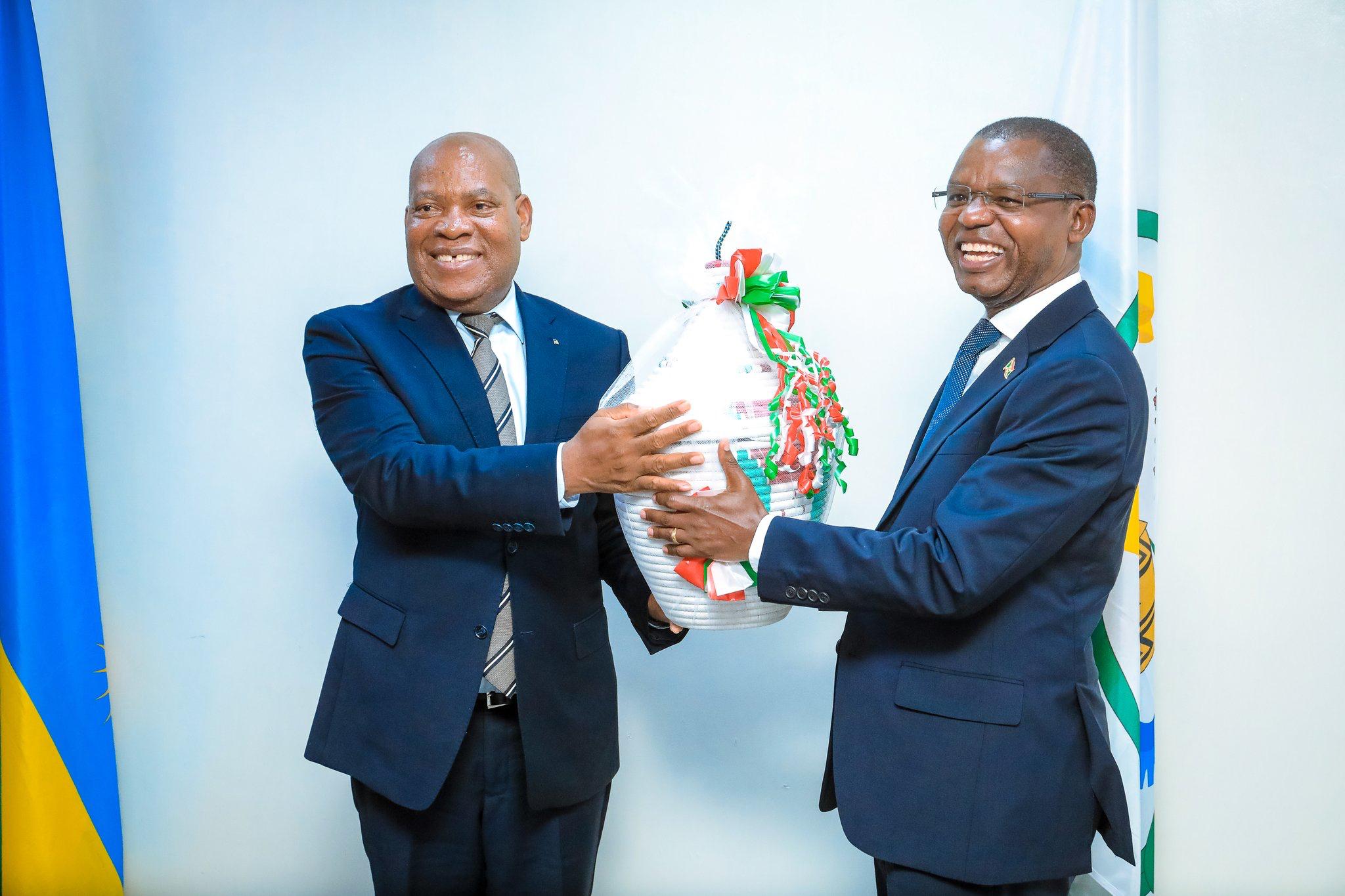 Perezida wa Sena y’u Rwanda yaganiriye na mugenzi we w’u Burundi