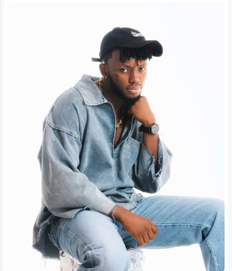 Chriss Easy agiye gukorera indirimbo nyina witabye Imana